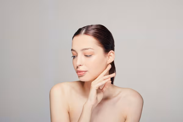 Femme au teint éclatant après un soin visage